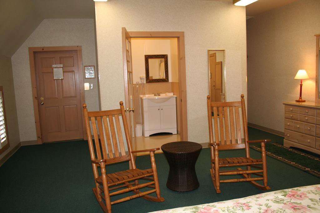 Visions Inn Cooperstown Room photo